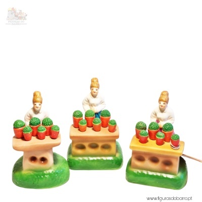 Figuras decorativas de vendedores de cactos em miniatura com roupas brancas e cactos em vasos vermelhos