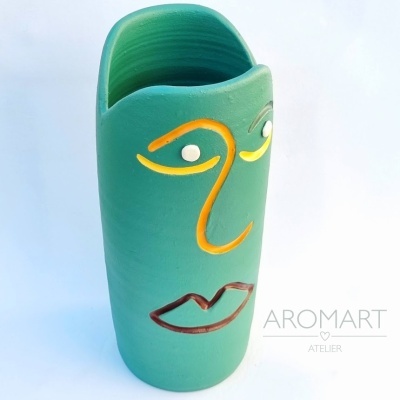 Vaso verde com rosto pintado em cerâmica