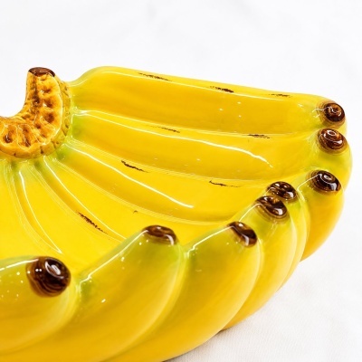 Prato amarelo esmaltado em forma de bananas