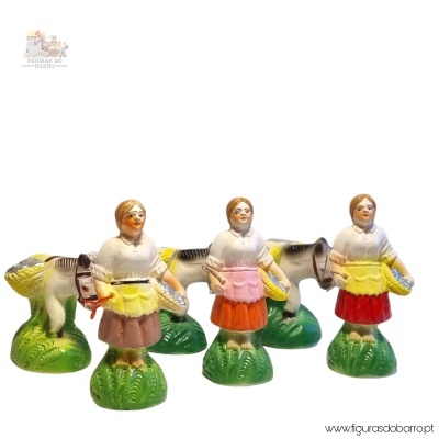 Figuras de madeira pintadas de mulheres e burros sobre bases verdes