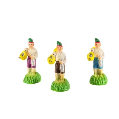 Figuras decorativas de pescadores com chapéu verde, camisa branca, verdadeiros peixes e base verde.