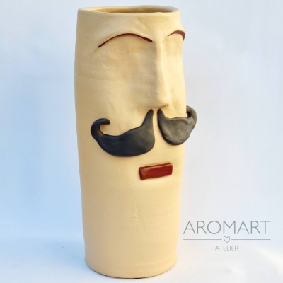 Vaso decorativo em cerâmica bege com rosto estilizado e assinatura AROMART ATEUER