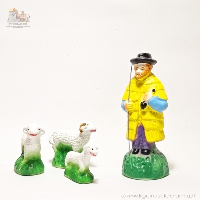 Figuras de cerâmica de pastor e ovelhas em fundo branco