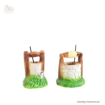 Duas miniaturas decorativas de poços em cerâmica com pintura em verde, branco e castanho.