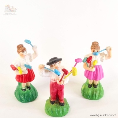 Miniaturas pintadas à mão de crianças com pincéis em bases verdes