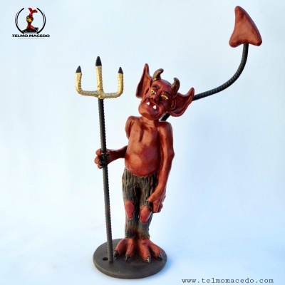 Estatueta de demónio vermelho com tridente e cauda em base preta