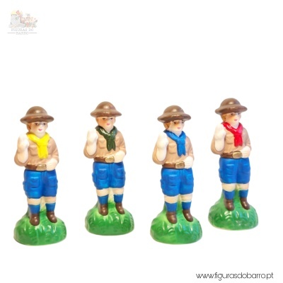 Figuras decorativas escoteiros em cerâmica com lenços de várias cores e base verde