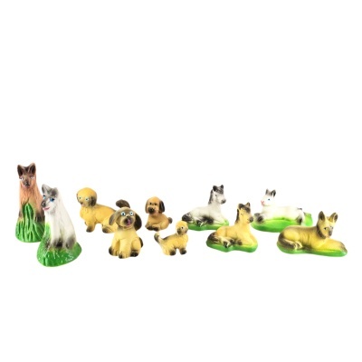 Miniaturas de cães e gatos em porcelana colorida sobre fundo branco