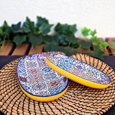 Pratos ovais em cerâmica com padrões coloridos e borda amarela