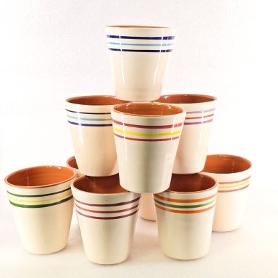 Conjunto de copos em cerâmica com riscas coloridas, empilhados