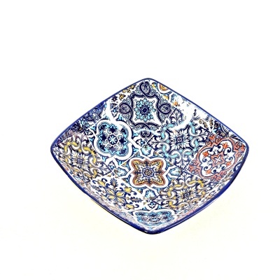Prato quadrado cerâmica com padrões geométricos e florais coloridos