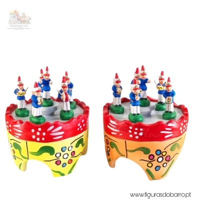 Conjuntos de figuras de barro pintadas à mão com figuras humanas e padrões coloridos nas bases