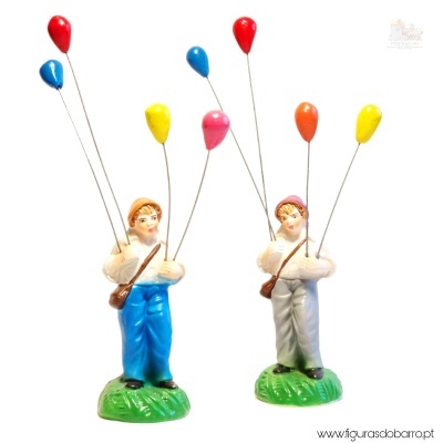 duas figuras decorativas de porcelana de crianças com balões coloridos