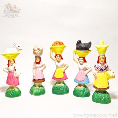 Cinco figuras de mulheres tradicionais com cestos coloridos na cabeça
