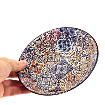 Prato oval em cerâmica com padrões tradicionais coloridos