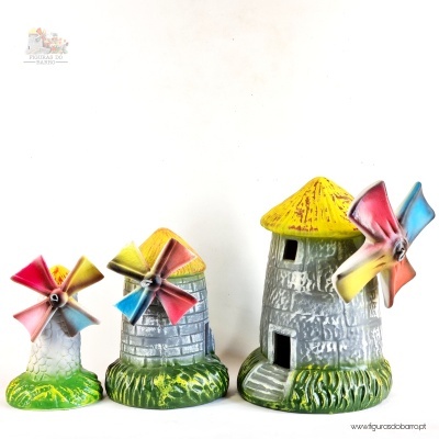 Três miniaturas de moinhos de vento coloridos em cerâmica