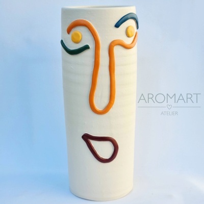 Vaso cerâmico alto com rosto minimalista colorido e assinatura AROMART ATELIER