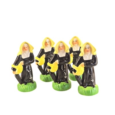 Cinco figuras femininas em estatuetas com vestes pretas e amarelas em base verde.