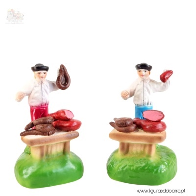 Figuras cerâmicas de homens a vender carnes e enchidos em banco com base verde