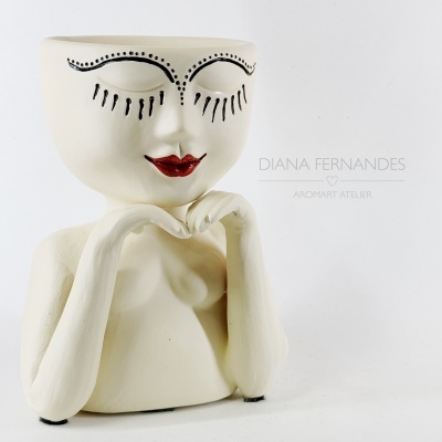 Vaso de cerâmica decorativo branco com rosto pintado e mãos na frente
