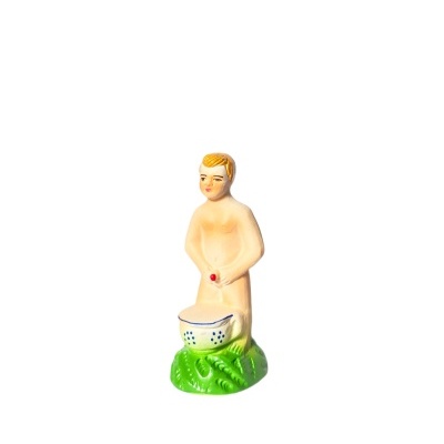 Figurina de menino nu de cerâmica com base verde e balde branco com pontos azuis