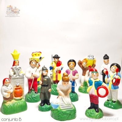 Figuras coloridas de pessoas tradicionais com instrumentos e cestas sobre bases verdes