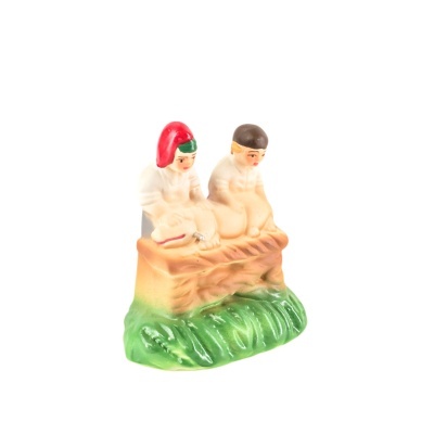 Figurina de duas pessoas sentadas numa rocha verde