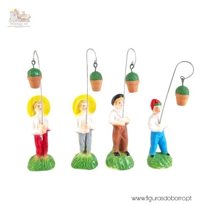 Figuras decorativas de pescadores com varas e vasos pequenos
