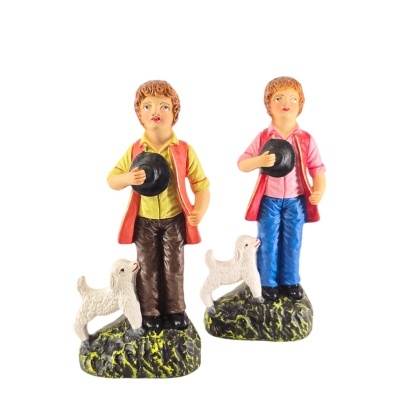 Figuras decorativas de dois meninos com cães brancos em bases verdes e pretas