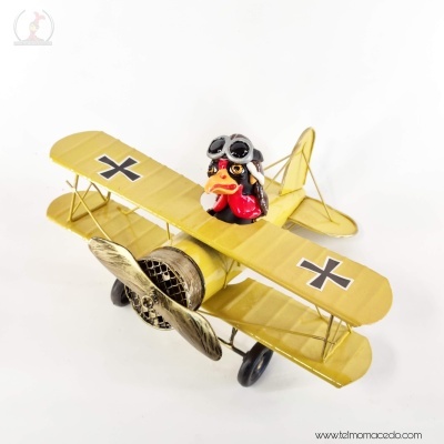 Miniatura de avião biplano amarelo com pato piloto