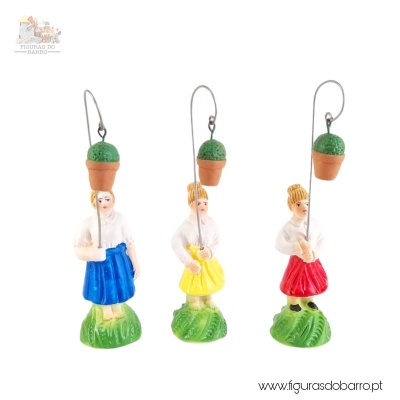 Três figuras femininas decorativas com suportes metálicos e vasos de barro verdes