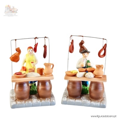 Miniaturas de vendedores tradicionais em barro com bancas e presuntos pendurados