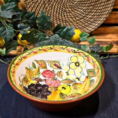 Taça de cerâmica pintada à mão com motivos de frutos e flores coloridas