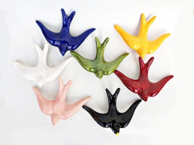 Sete pássaros decorativos em cerâmica coloridos em várias cores