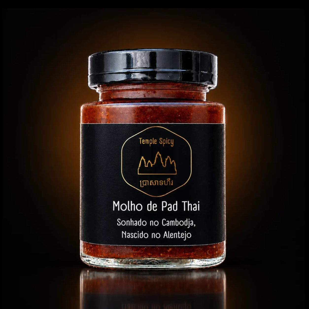Molho de Pad Thai Frasco de molho Pad Thai com etiqueta preta e texto dourado e branco