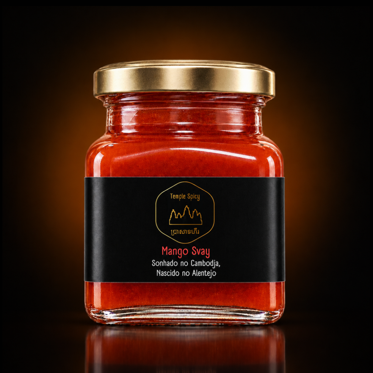 Mango Svay - Manga com Picante Frasco de vidro com molho vermelho e etiqueta preta com texto amarelo e vermelho.
