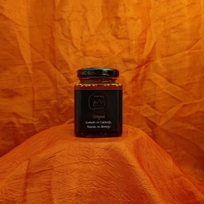 Frasco de conserva com rótulo preto sobre tecido laranja