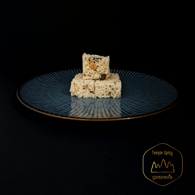 Snack crocante em cubos sobre prato azul