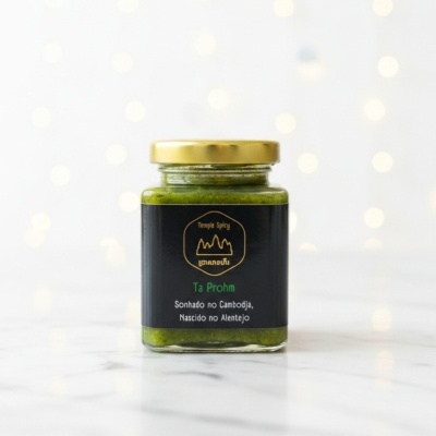 Frasco de molho verde com tampa dourada e etiqueta preta