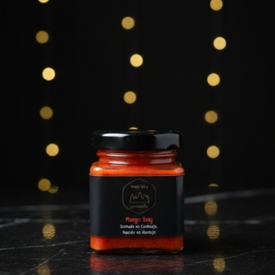 Frasco de pasta vermelha com rótulo preto sobre superfície de mármore