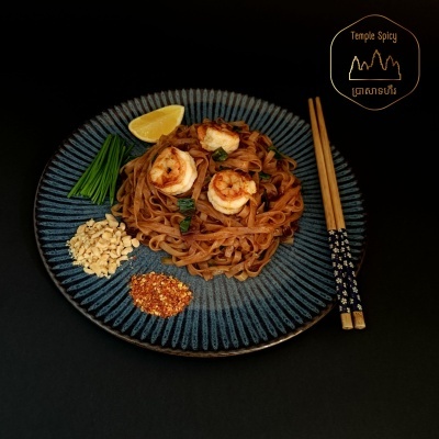 Prato azul com noodles, camarões, limão, especiarias e pauzinhos