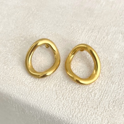 Brincos dourados ovalares sobre fundo branco