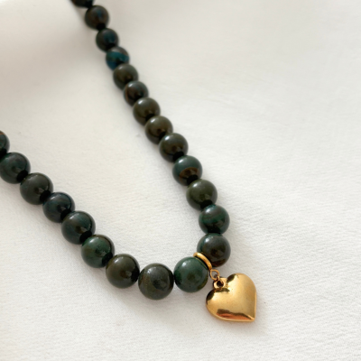 Colar de esferas verdes e azuis com pingente de coração dourado