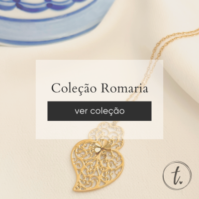 Colar dourado com pendente em filigrana em forma de folha com texto Coleção Romaria