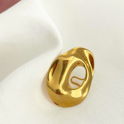 Anel dourado com design irregular e vazado