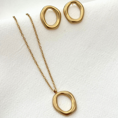 Colar e brincos dourados ovais com design irregular sobre fundo branco