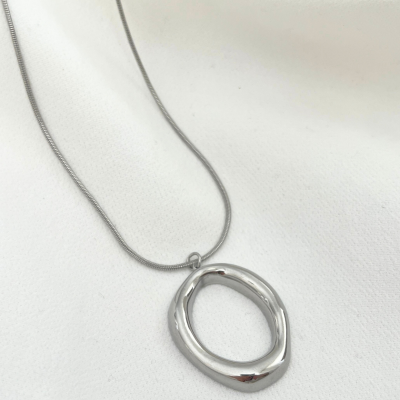 Colar prateado com pingente oval irregular