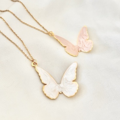Dois colares com pendentes de borboleta em branco e rosa com detalhes dourados