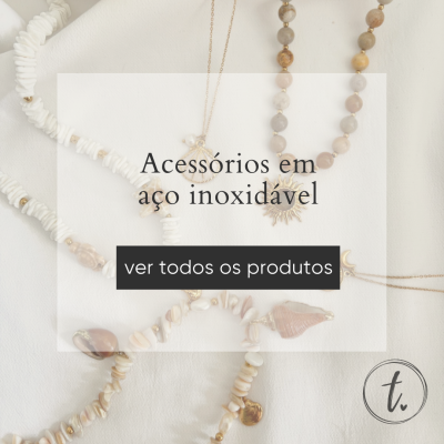 Colares de pedras e conchas com detalhes dourados sobre tecido branco