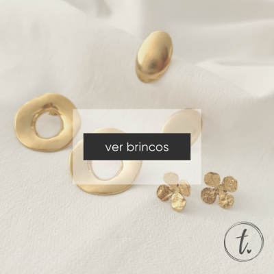 Brincos dourados variados sobre tecido branco com selo t